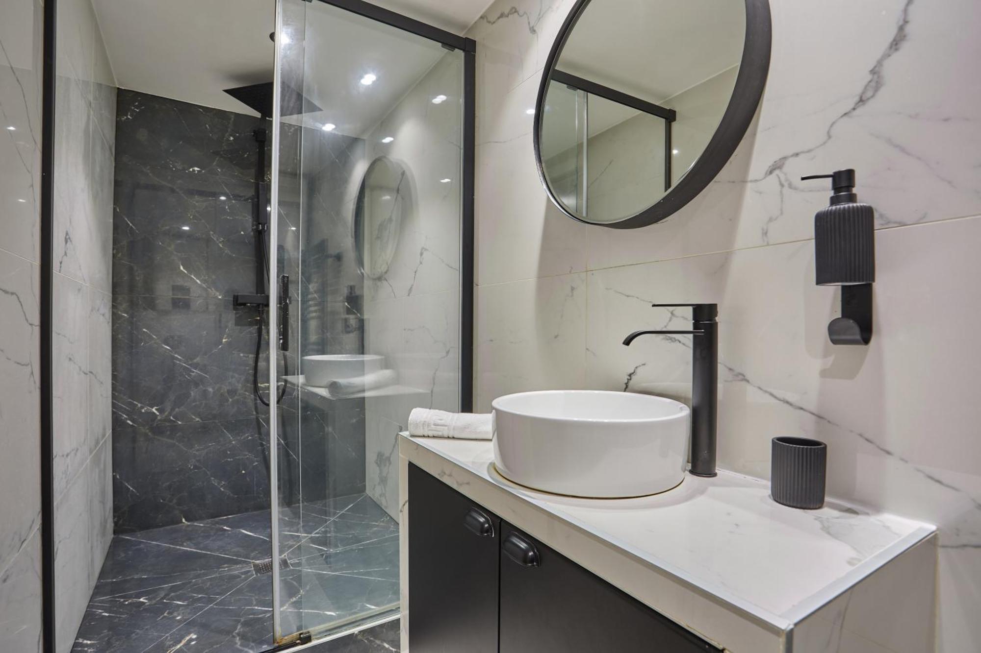 Apartment St Honore By Studio Prestige Paris Exteriör bild